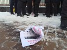У Києві біля посольства РФ невідомі зірвали акцію  на підтримку російського опозиціонера Олексія Навального