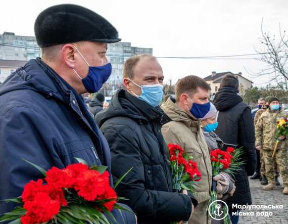 У Маріуполі вшанували жертв обстрілу, який здійснили гібридні війська РФ. Фото: mariupolrada.gov.ua
