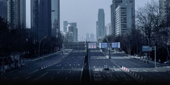 В документальном фильме "Дни и ночи в Ухане" показали вид сверху безлюдных дорог в первый день блокировки города.