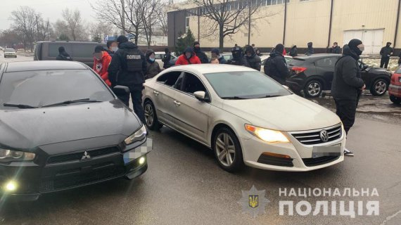 В Днепре злоумышленники требовали у предпринимателя ежемесячно платить им 20 тыс. грн за беспрепятственное ведение бизнеса