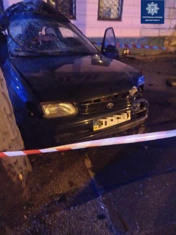 В Одессе водитель легковушки на мокром асфальте влетел в дерево и погиб
