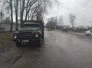 В Шостке Сумской области на учебный ЗИЛ упало дерево