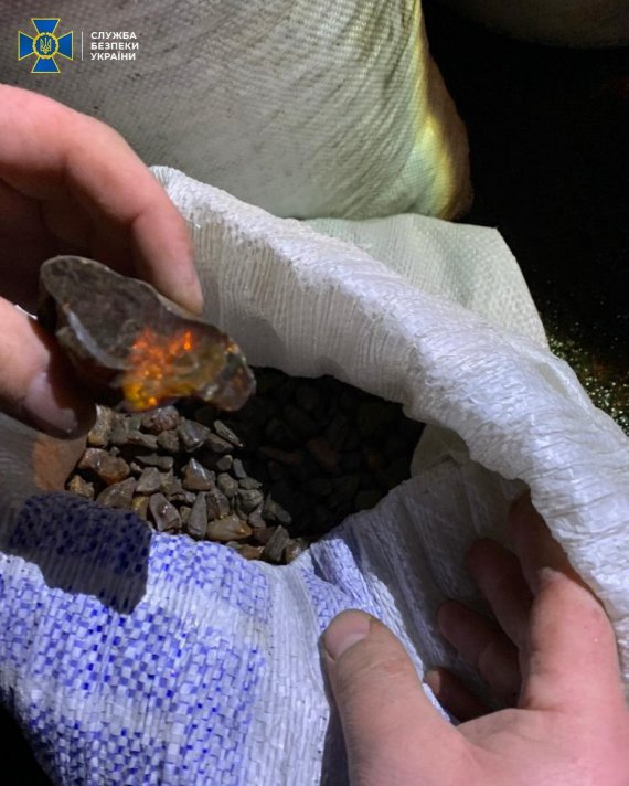 Жителі Закарпаття скуповували "сонячний камінь" у місцевих нелегальних копачів. Фото: СБУ