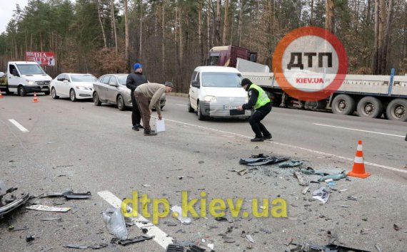 Под Киевом на Новоирпенской трассе произошла авария. Фото: dtp.kiev.ua 