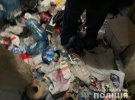 Женщина вместе со своей матерью уже со 10 лет тянут к своему жилью хлам