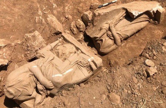 В городе Пеания, недалеко от Афин нашли древние погребальные статуи женщин. Вероятно, датированные IV в. до н.э.