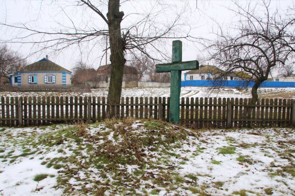 Перед фасадом церкви есть могила с деревянным крестом. Местные уже не помнят, кто здесь похоронен