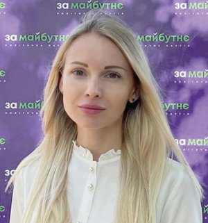 Олена Шевченко очолювала фракцію ”За майбутнє” Черкаської міської ради. У неї залишилася 10-річна донька