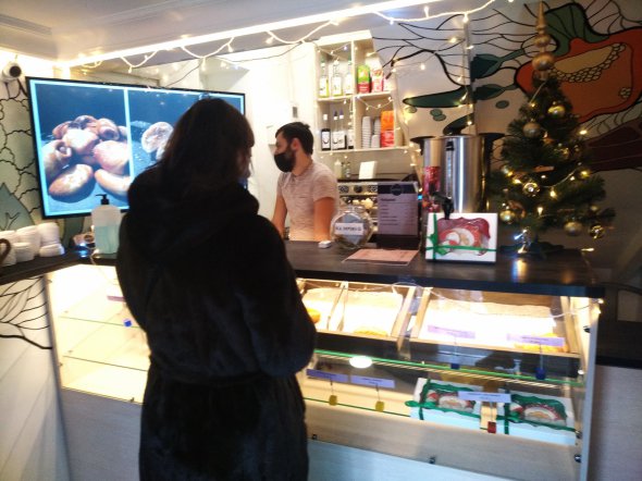 З 16 січня 2021 року працівники кафе зобов'язані обслуговувати українською