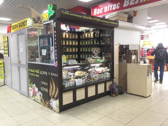 Попри заборону, частина вивісок у торгових центрах залишається російською