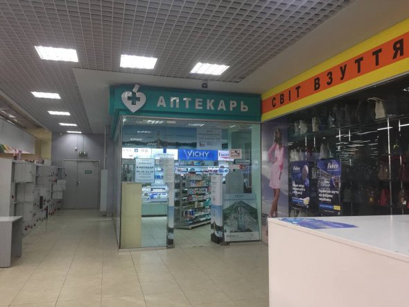 Попри заборону, частина вивісок у торгових центрах залишається російською