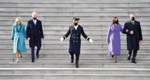 Президент Сполучених Штатів Америки Джо Байден із першою леді Джилл Байден (ліворуч) і віцепрезидент Камала Гарріс із чоловіком Дугласом Емгоффом (праворуч) спускаються сходами Капітолію після інавгурації. 20 січня 2021 року, Вашингтон, США