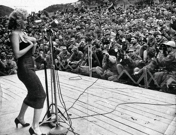 Кіноакторка та співачка 27-річна Мерилін Монро виступає перед американськими військовими в Кореї 1954-го. Прибула на запрошення Об’єднаних організацій обслуговування. Проводили для солдатів концерти, кінопокази, вистави й танці