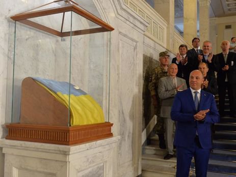 Главный флаг Украины хранят в центральном холле Верховной Рады