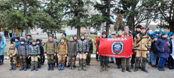 З 2015-го року на території окупованого Криму діють військово-патріотичні клуби, що фінансуються з російського бюджету. Мета цих клубів - стерти в дітей та молоді українську ідентичність. Дії Росії порушують норму Женевської конвенції 1949 року, статтею 51 якої передбачено заборону примушувати громадян окупованої території служити в збройних або допоміжних силах держави-окупанта.