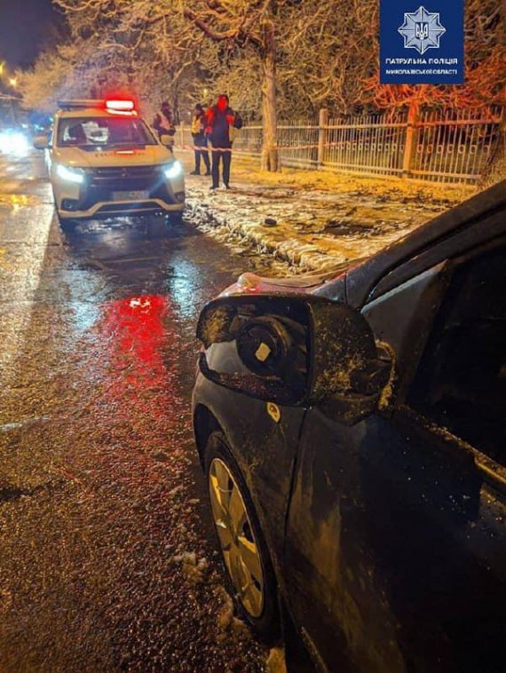 У Миколаєві п’яний водій на Nissan Micra  збив   патрульну, коли вона перевіряла документи в іншого водія