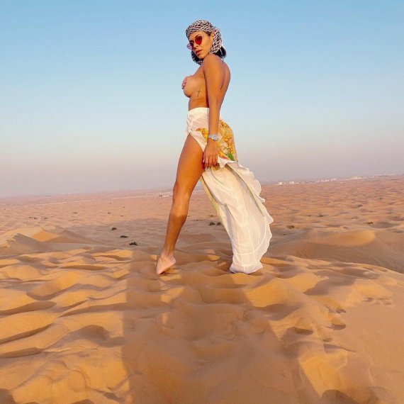 Бразильская модель Луана Сандей устроила откровенную фотосессию в пустыне Дубая