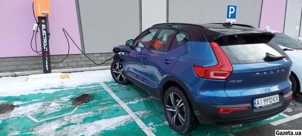 Volvo XC40 на зарядці