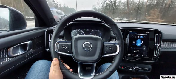 Місце водія у Volvo XC40 організовано зручно. Всі потрібні кнопки й важелі знаходяться в інтуїтивних місцях. Частина кнопок на кермі не має умовних позначень. 