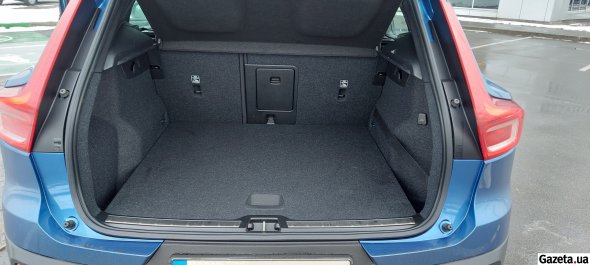 Багажник Volvo XC40 має об'єм 578 літрів. Він оснащений триточковою системою освітлення