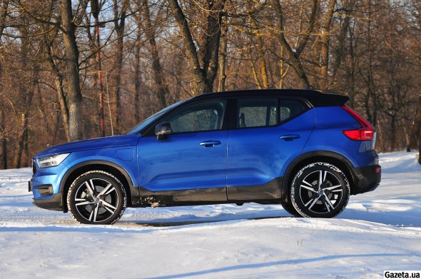 Силует Volvo XC40 стрімкий. Віконна лінія різко піднята вгору