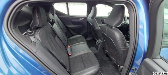 На задньому дивані у Volvo XC40 просторо. Є центральний підлокітник із підстаканниками. Підголівники складаються автоматично при складанні спинок