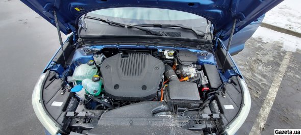 В подкапотном пространстве Volvo XC40 находится два двигателя