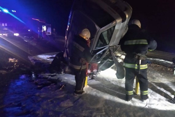 На Дніпропетровщині  у лоб зіткнулися Mazda-6 і ВАЗ-2111.   Двоє загиблих, ще один чоловік  – важкому стані в лікарні