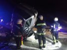 На Дніпропетровщині  у лоб зіткнулися Mazda-6 і ВАЗ-2111.   Двоє загиблих, ще один чоловік  – важкому стані в лікарні