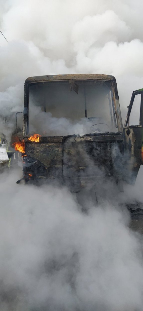 У Харкові на зупинці загорівся маршрутний автобус. Пасажирів в салоні не було