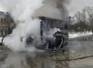 В Харькове на остановке загорелся маршрутный автобус. Пассажиров в салоне не было
