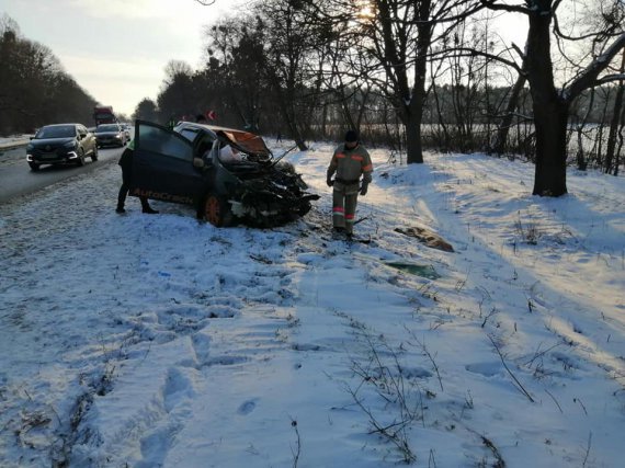 На трассе Киев-Чоп столкнулись легковушка Toyotа и грузовик. Погибла 42-летняя водитель легковушки. Ее сын в больнице