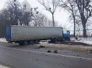 На трасі Київ-Чоп  зіткнулися легковик   Toyotа та вантажівка. Загинула 42-річна водійка легковика.    Її  син у лікарні