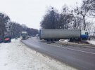На трасі Київ-Чоп зіткнулися легковик Toyotа та вантажівка DAF  . Загинула 42-річна водійка легковика. Її син у лікарні