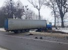 На трассе Киев-Чоп столкнулись легковушка Toyotа и грузовик DAF. Погибла 42-летняя водитель легковушки. Ее сын в больнице