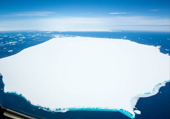 Размером с Лондон - огромный айсберг раскололся на части