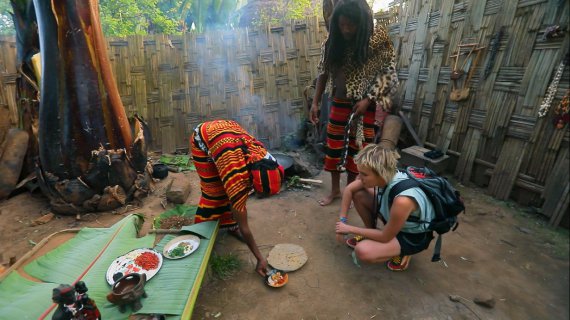 Ведущая показала, как живет племя дорзе