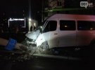 В Запорожье водитель маршрутки снес столб и сбежал. Пострадали 13 пассажиров