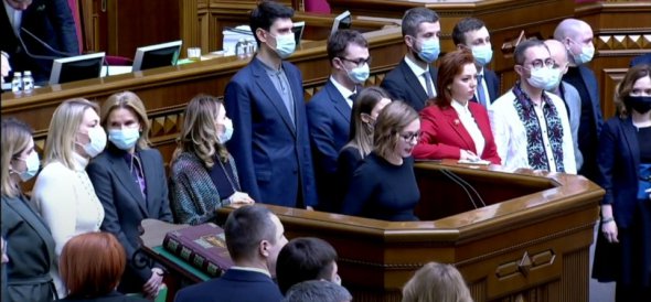 Біля трибуни зібралися депутати зі "Слуги народу", "Голосу", "Європейської солідарності", "Батьківщини".
