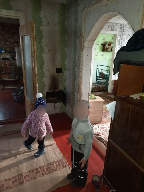 4-летний мальчик вместе с 2-летней сестрой сидели в доме без отопления и еды
