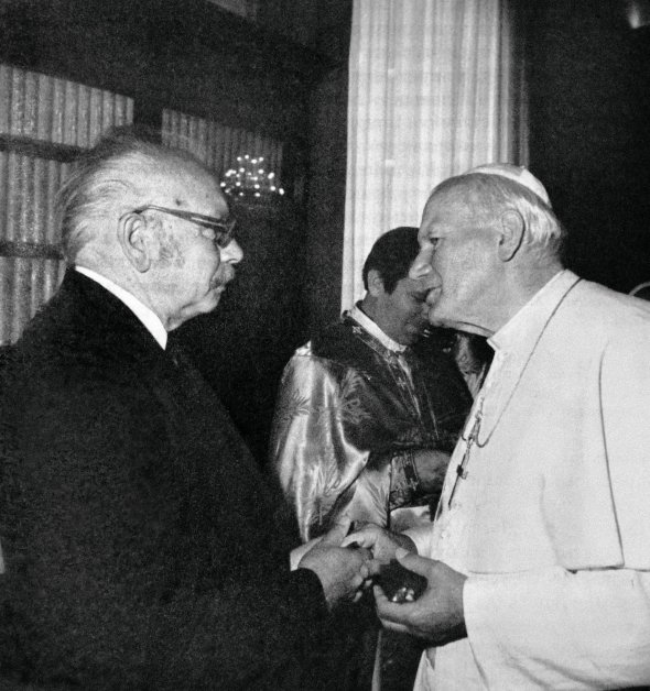 Іван Гречко на зустрічі з Папою Римським Іваном Павлом ІІ попросив його молитися ”за землю й нарід український, побитий Чорнобилем”, 6 червня 1990 року
