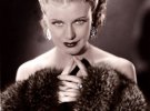 Американская актриса и танцовщица Дженнифер Роджерс (настоящее имя Вирджиния Кэтрин Макмет). В 1941 году получила премию "Оскар". Популярной стала после выступлений с актером кино и танцовщиком Фред Астер. Первые роли Дженнифер получила в 3-х короткометражных фильмах, а уже через год подписала контракт с Paramount Pictures. Но настоящий успех пришел к актрисе после роли в фильме-мюзикле "42-я улица" в 1933 году.