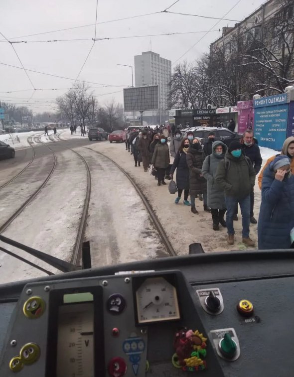 Черга з пасажирів вишикувалася на трамвайній зупинці біля метро Берестейська