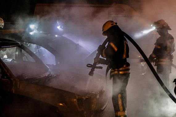 Во дворе 25-этажного жилого дома на ул. Милославской в ​​Киеве горели 4 автомобиля