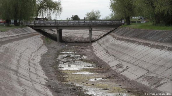 З 20214 року Росія окупувала український півострів Крим. У відповідь Україна перекрила Північно-Кримський канал, щоб не забеспечувати водою окупантів