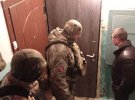 Він зачинився в квартирі з дружиною і 4-річною донькою