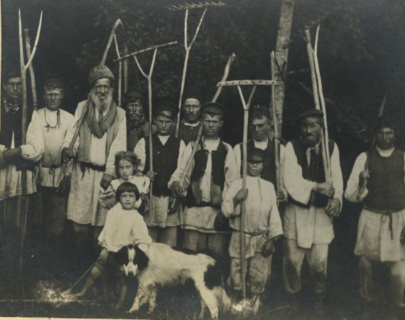 Мешканців села Морочне на Рівненщині сфотографував дослідник Ісаак Сєрбов у 1910-х