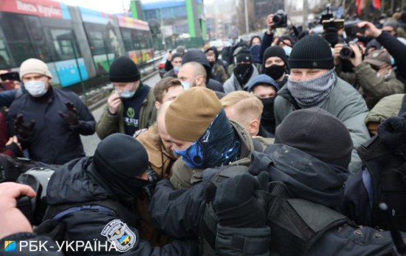 Сутички під будівлею телеканалу "НАШ" між поліцією та активістами