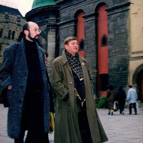 Сергей Проскурня с Романом Виктюком стоят рядом с башней Корнякта во Львове в 1996 году