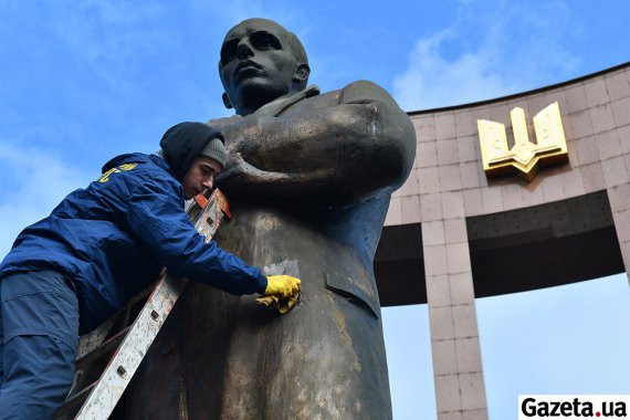 Вночі, 5 лютого пам'ятник Степанові Бандері невідомі облили червоною фарбою